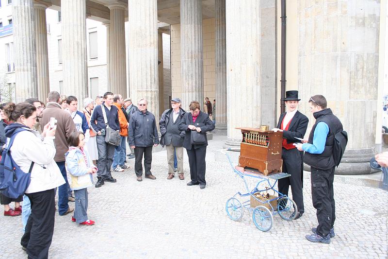 e - Berlin (32).JPG - Visite de Berlin - accueil en musique des jeunes « fous berlinois »